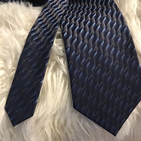 237.  Van Heusen Necktie - Picture 3 of 6